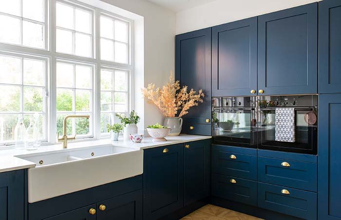 آشپزخانه را با تغییر رنگ کابینت‌ها زیباتر کنید	